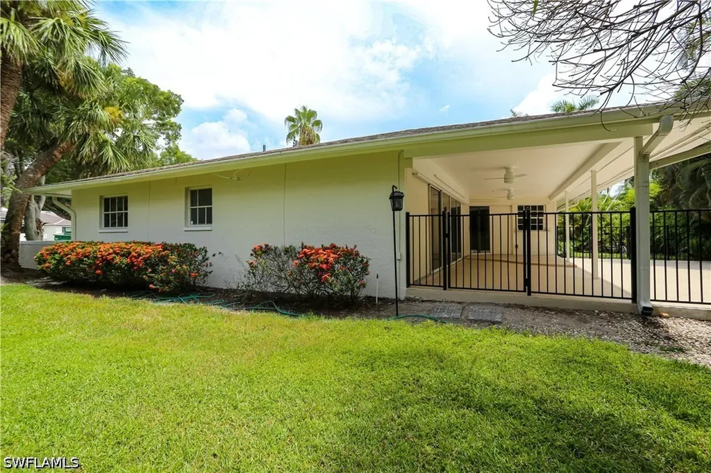 2901 Crayton Road Naples FL 34103