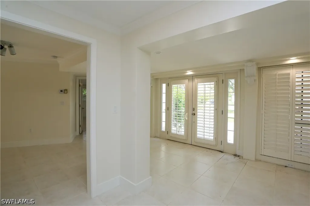 2901 Crayton Road Naples FL 34103