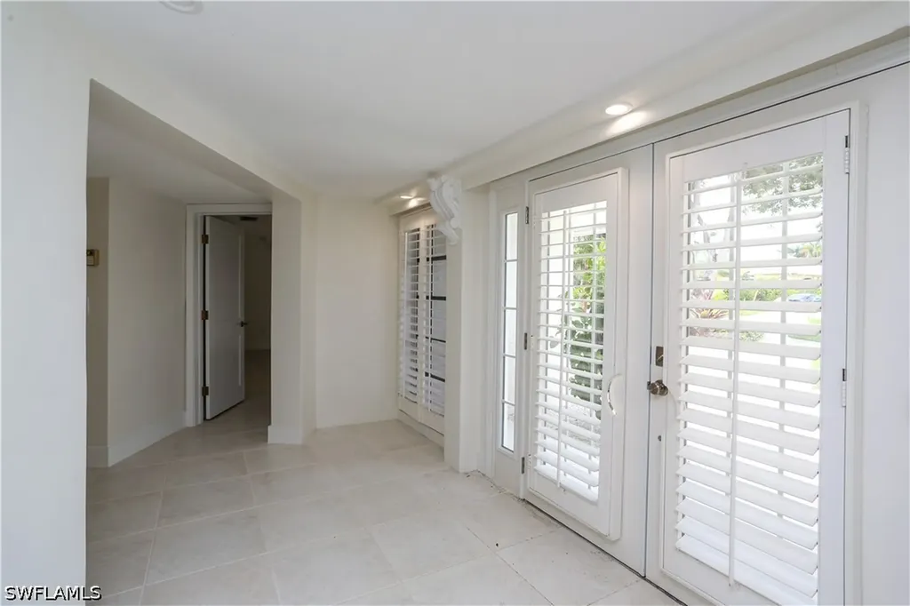 2901 Crayton Road Naples FL 34103