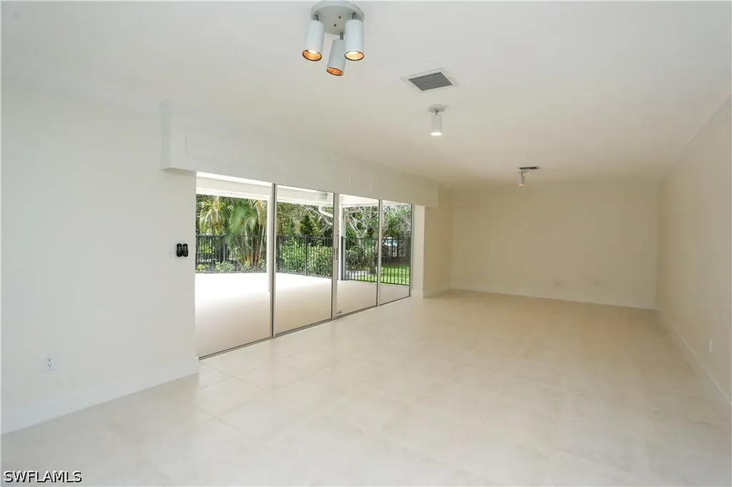 2901 Crayton Road Naples FL 34103