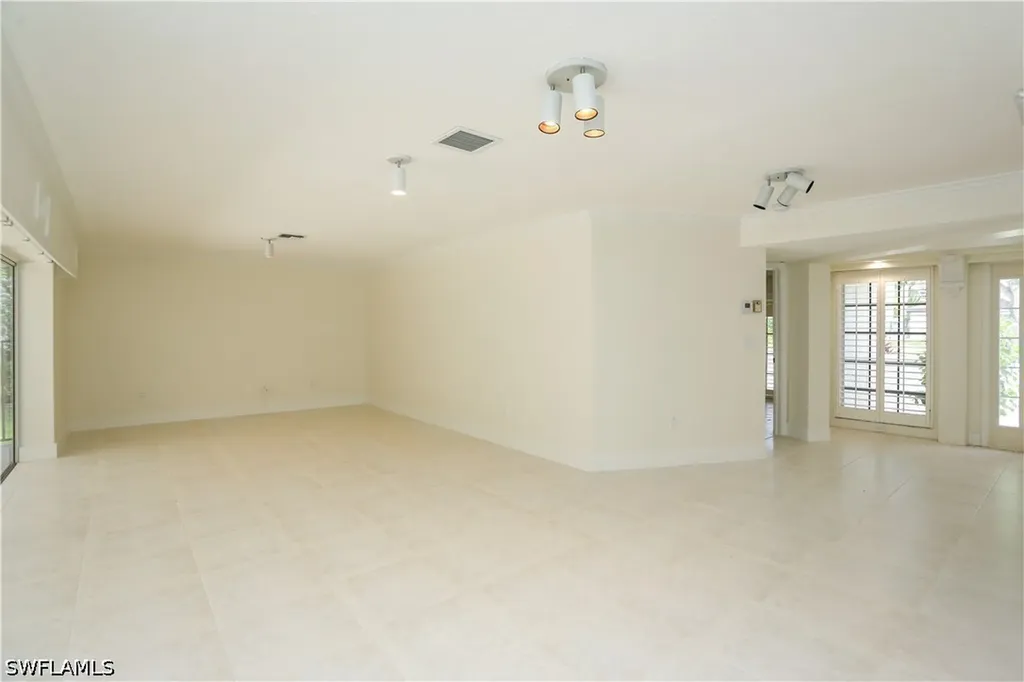 2901 Crayton Road Naples FL 34103