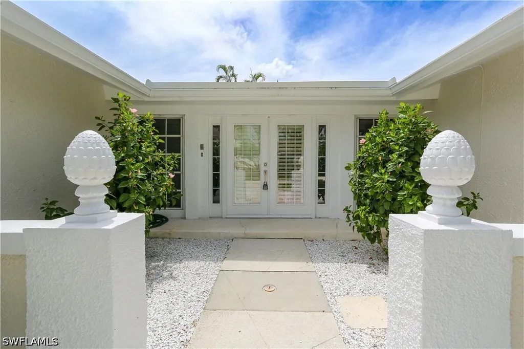 2901 Crayton Road Naples FL 34103