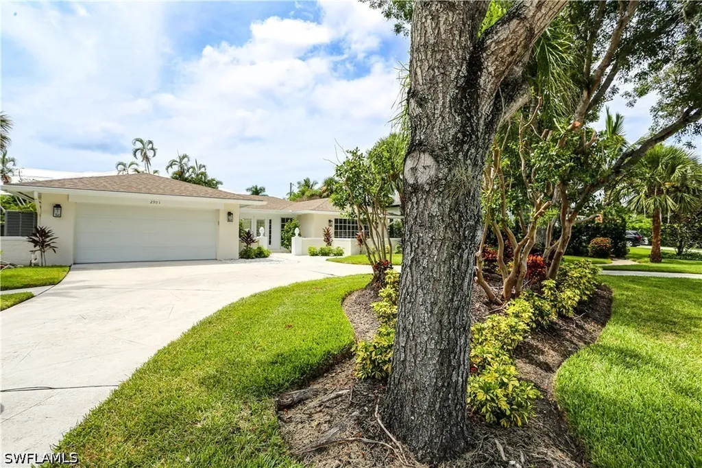 2901 Crayton Road Naples FL 34103