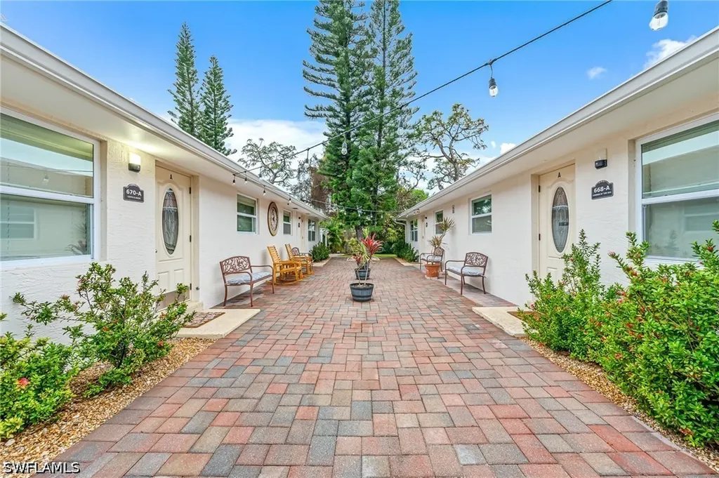 668 97th Avenue N Naples FL 34108