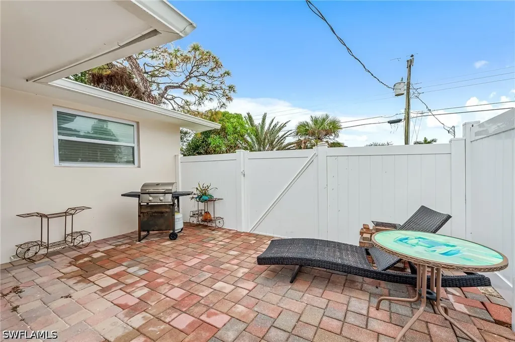 668 97th Avenue N Naples FL 34108