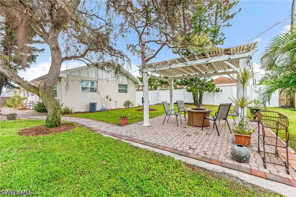 668 97th Avenue N Naples FL 34108