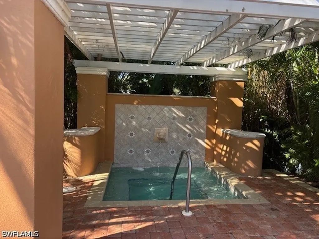 1260 Wildwood Lakes Boulevard Naples FL 34104
