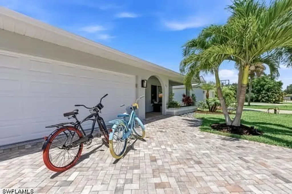 737 91st Avenue N Naples FL 34108
