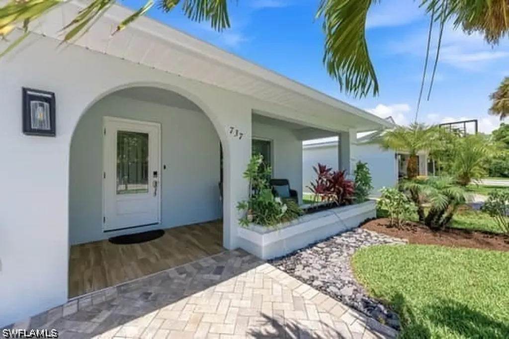 737 91st Avenue N Naples FL 34108