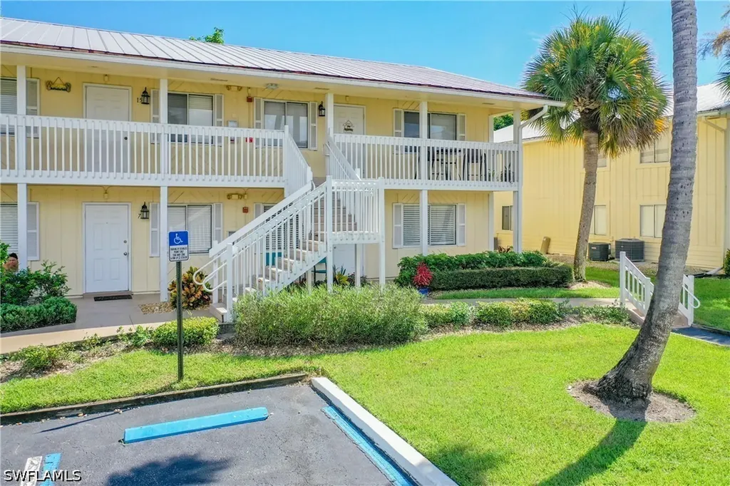 4625 Bayshore Drive Naples FL 34112