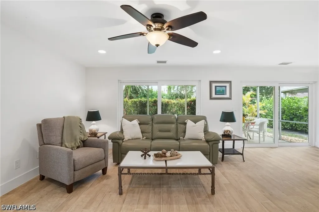 22 Kings Road Naples FL 34112
