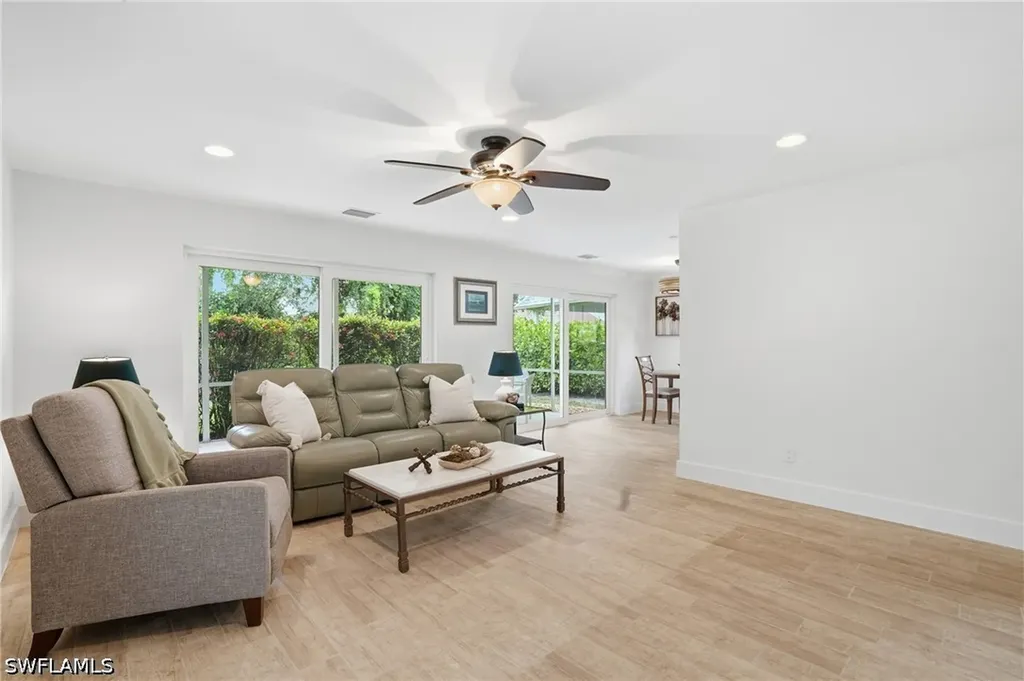 22 Kings Road Naples FL 34112