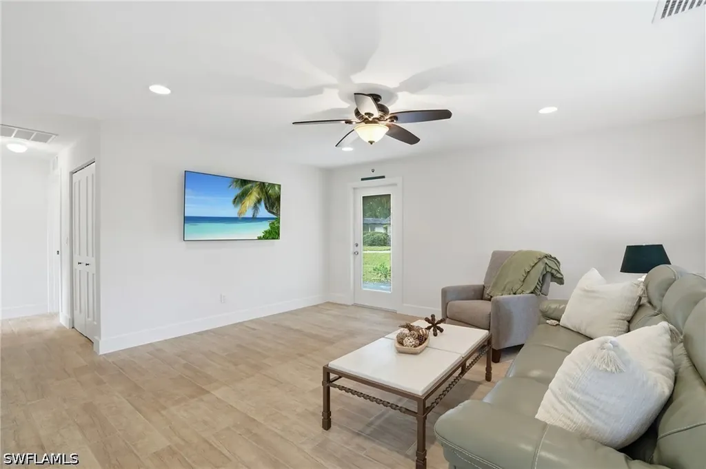 22 Kings Road Naples FL 34112