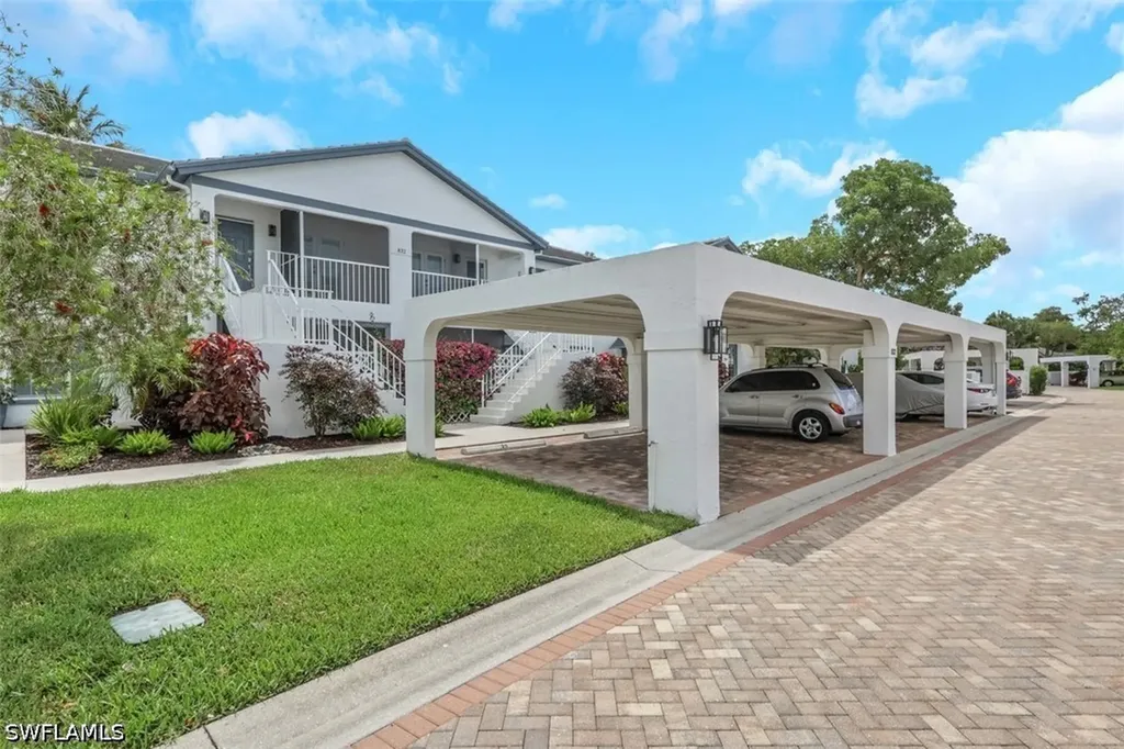832 Tanbark Drive Naples FL 34108
