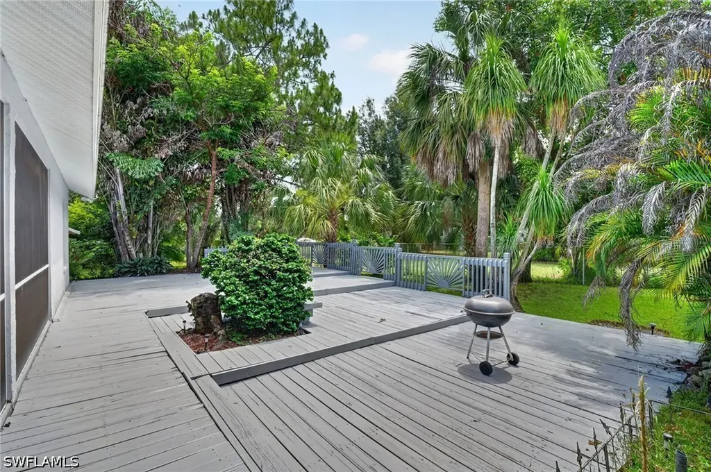2581 4th Avenue NE Naples FL 34120