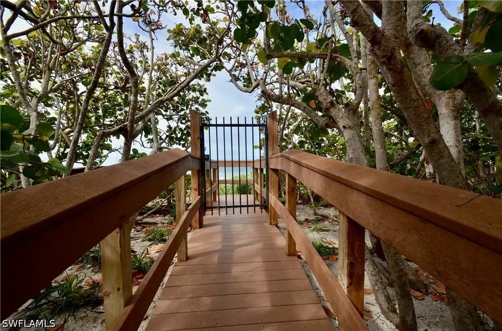 10851 Gulf Shore Drive Naples FL 34108-3004