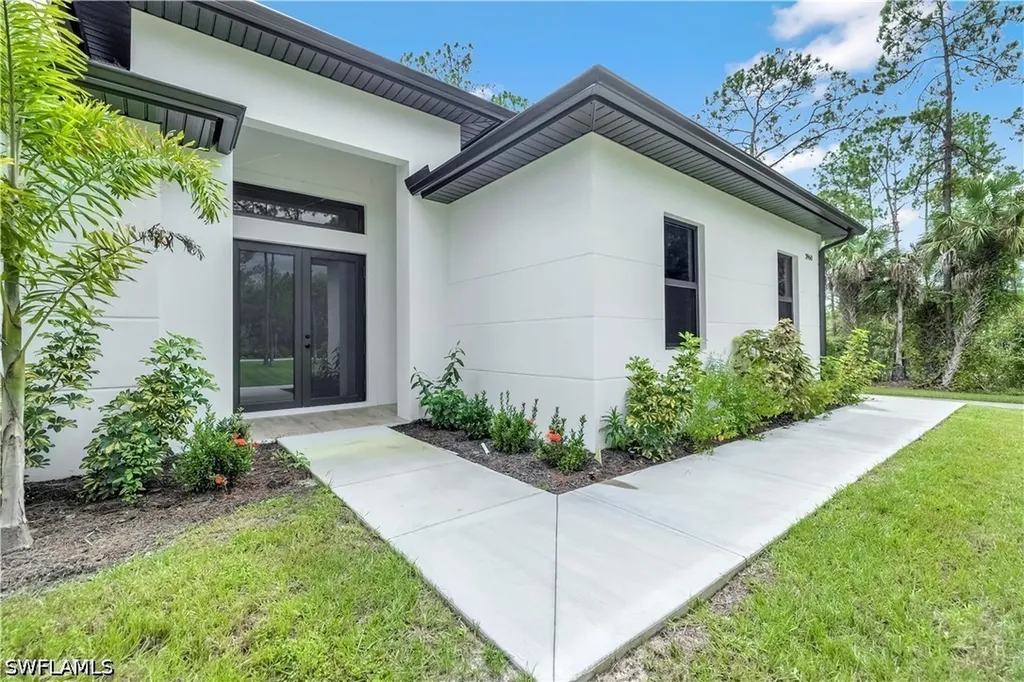 Naples FL, 3765 16TH Avenue SE