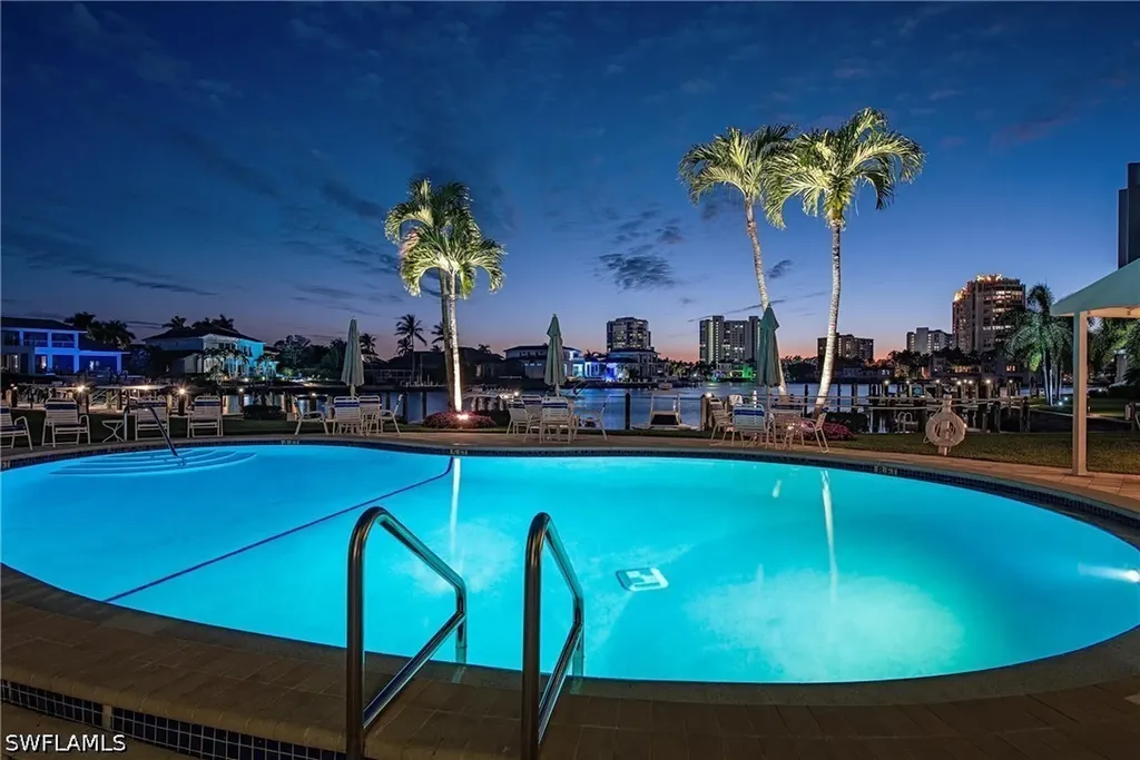 Naples FL, 400 Park Shore Drive, Unit 303