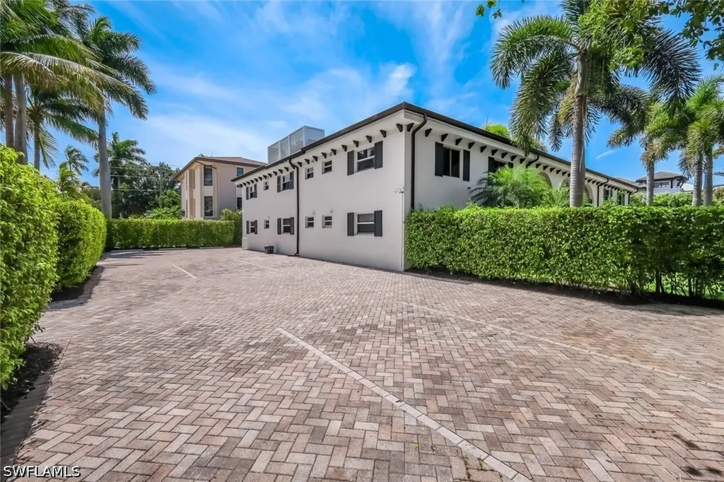 960 7th Street S Naples FL 34102