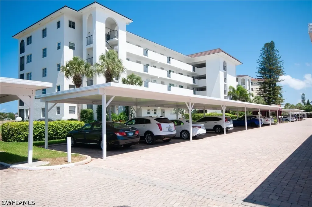 29 High Point Circle E Naples FL 34103