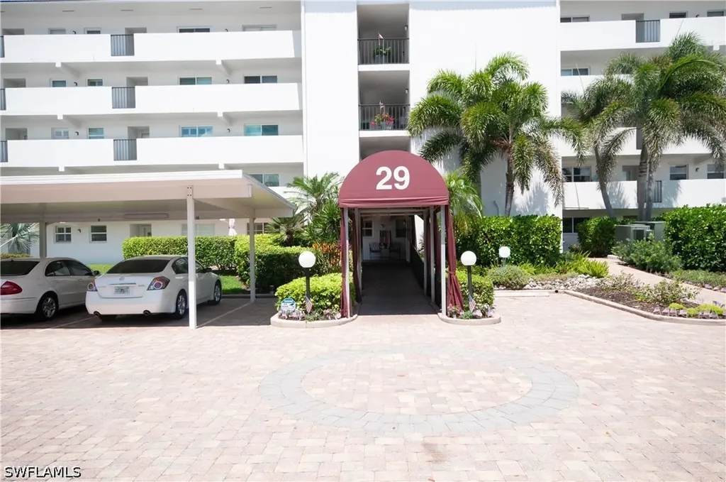29 High Point Circle E Naples FL 34103