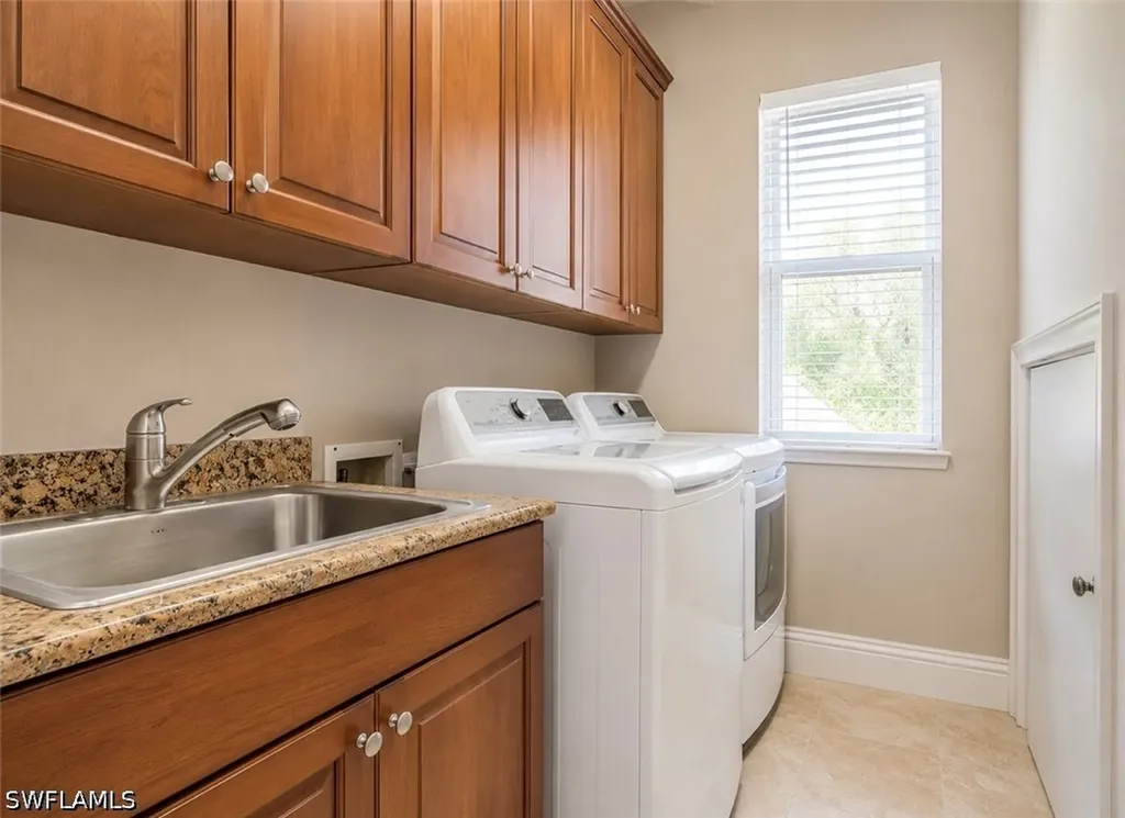 2915 Coco Lakes Drive Naples FL 34105