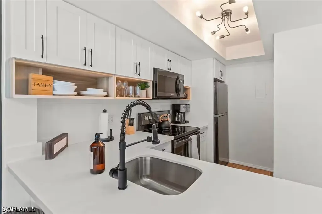 600 Neapolitan Way Naples FL 34103