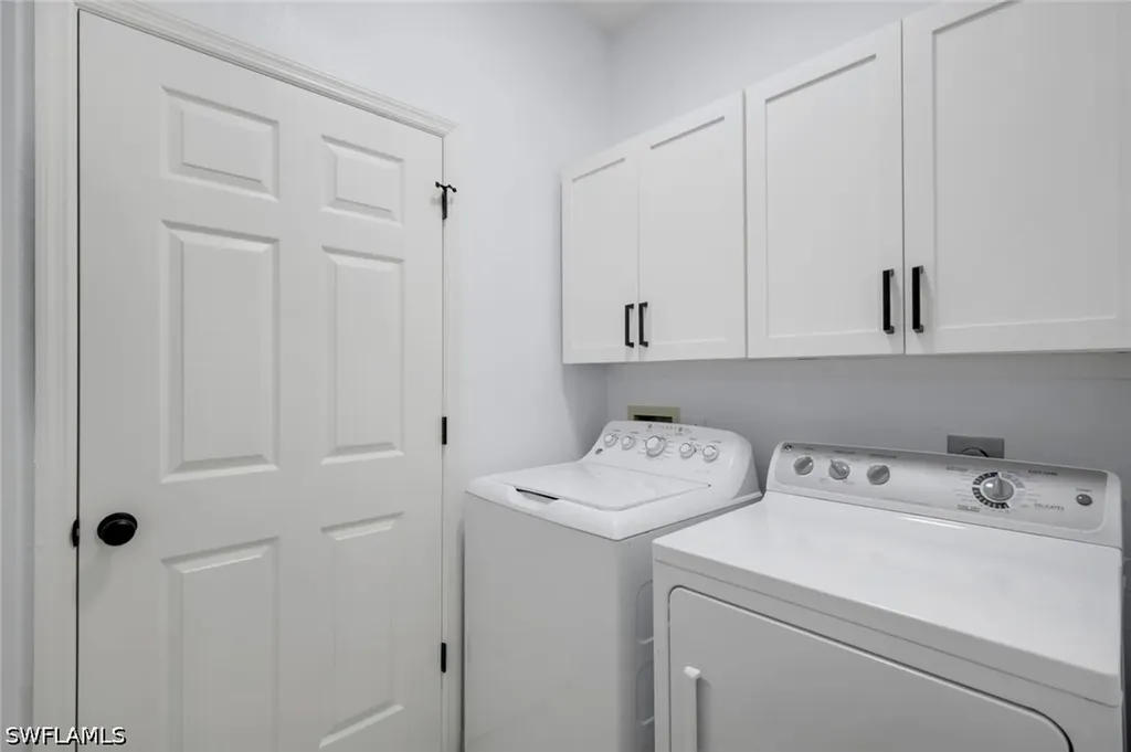 2390 Piccadilly Circus Naples FL 34112