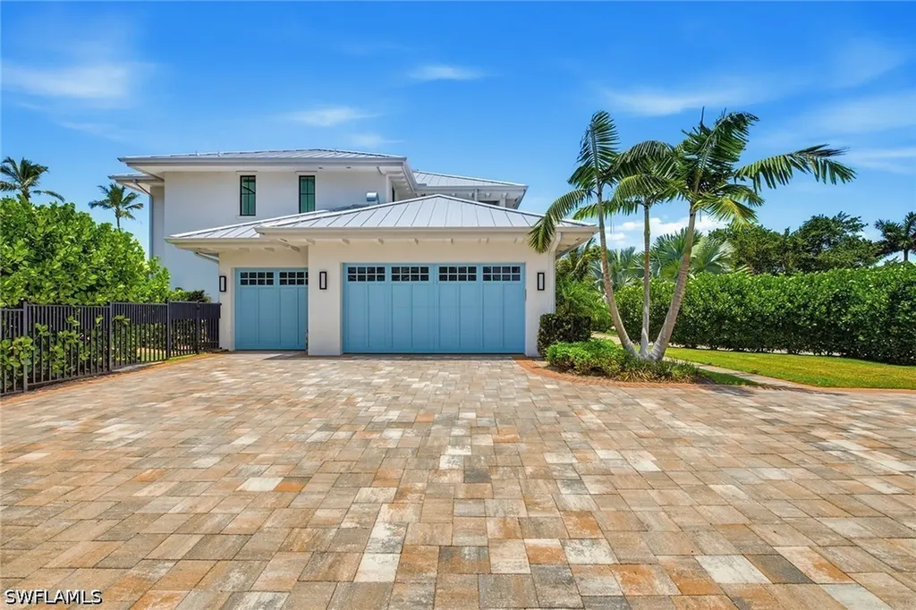 692 Banyan Boulevard Naples FL 34102