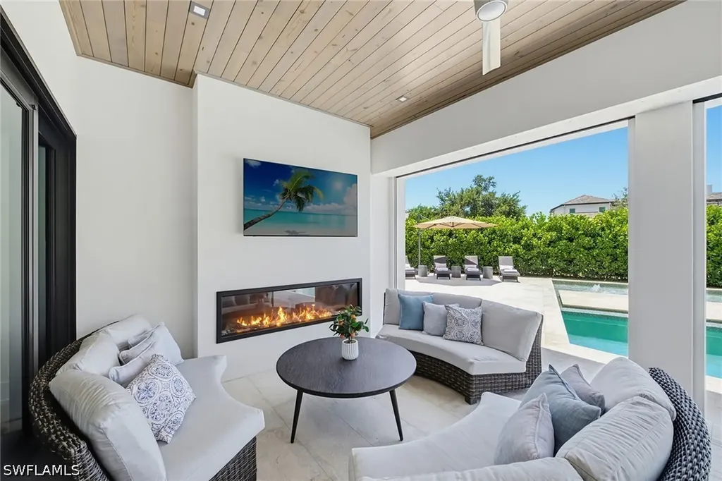 692 Banyan Boulevard Naples FL 34102