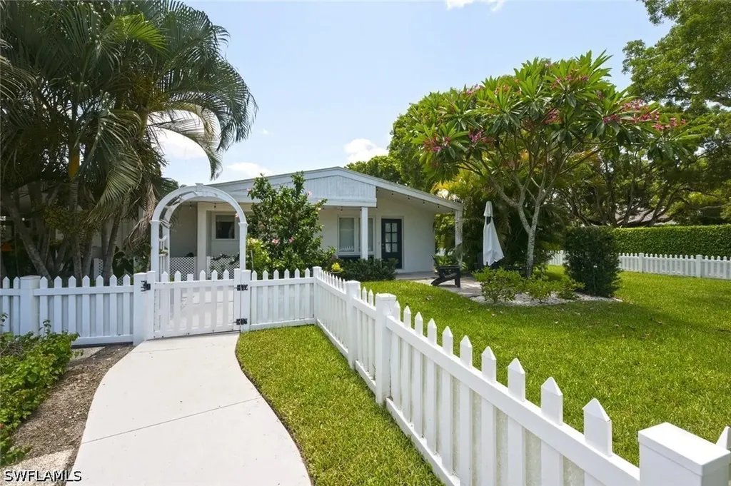 Naples FL, 1216 10TH Street N