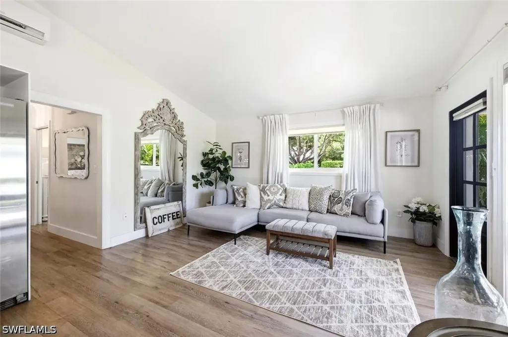1216 10th Street N Naples FL 34102