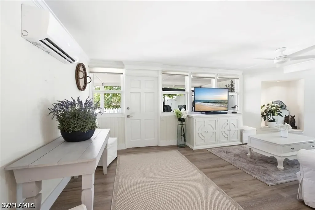 1216 10th Street N Naples FL 34102