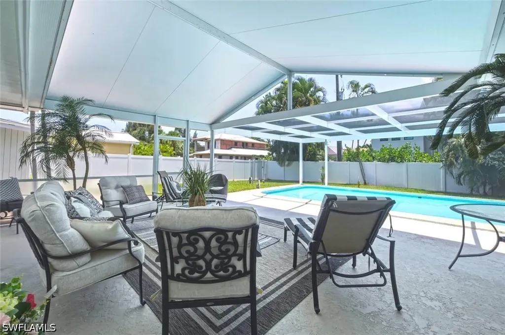 1216 10th Street N Naples FL 34102