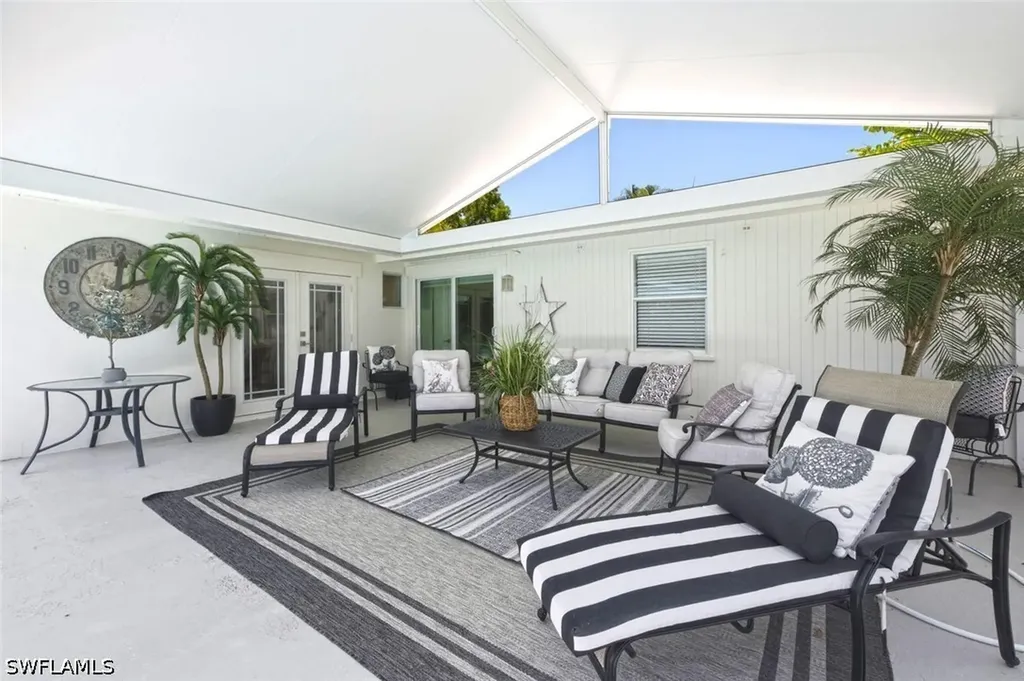 1216 10th Street N Naples FL 34102