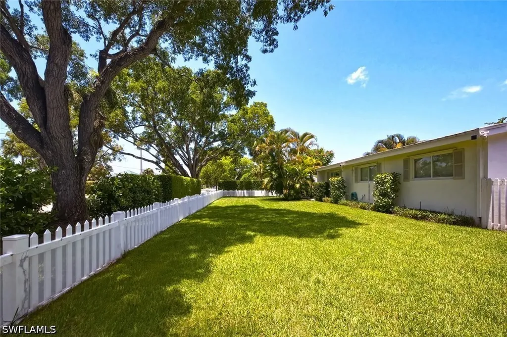 1216 10th Street N Naples FL 34102