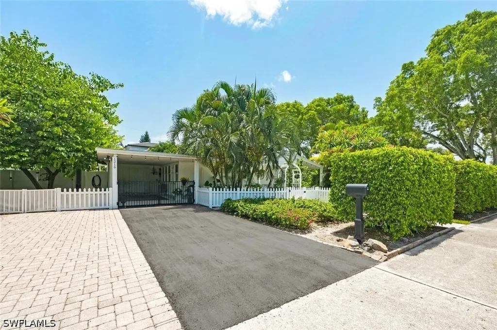 1216 10th Street N Naples FL 34102