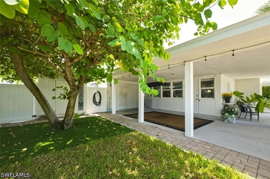 1216 10th Street N Naples FL 34102