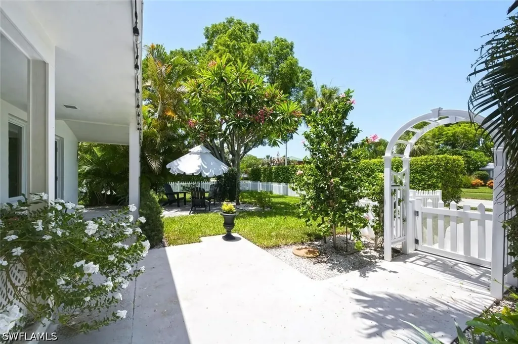 1216 10th Street N Naples FL 34102