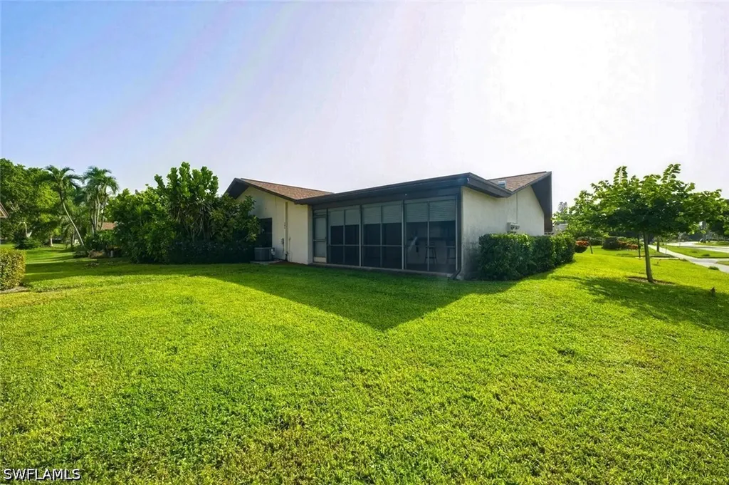 102 Round Key Circle Naples FL 34112