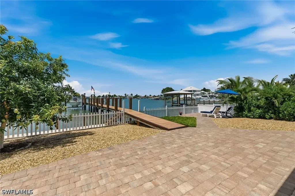 23 W Pelican Street Naples FL 34113