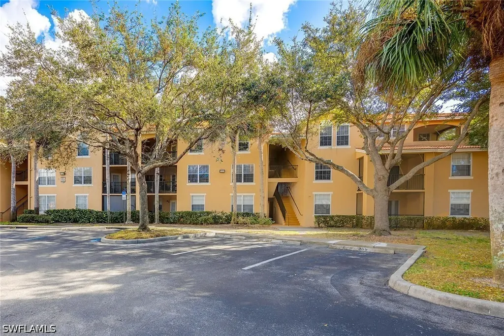 Bonita Springs FL, 8635 River Homes Lane, Unit 2205