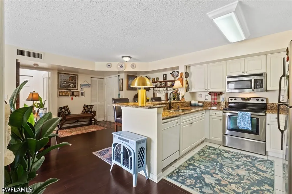 1270 Wildwood Lakes Boulevard Naples FL 34104