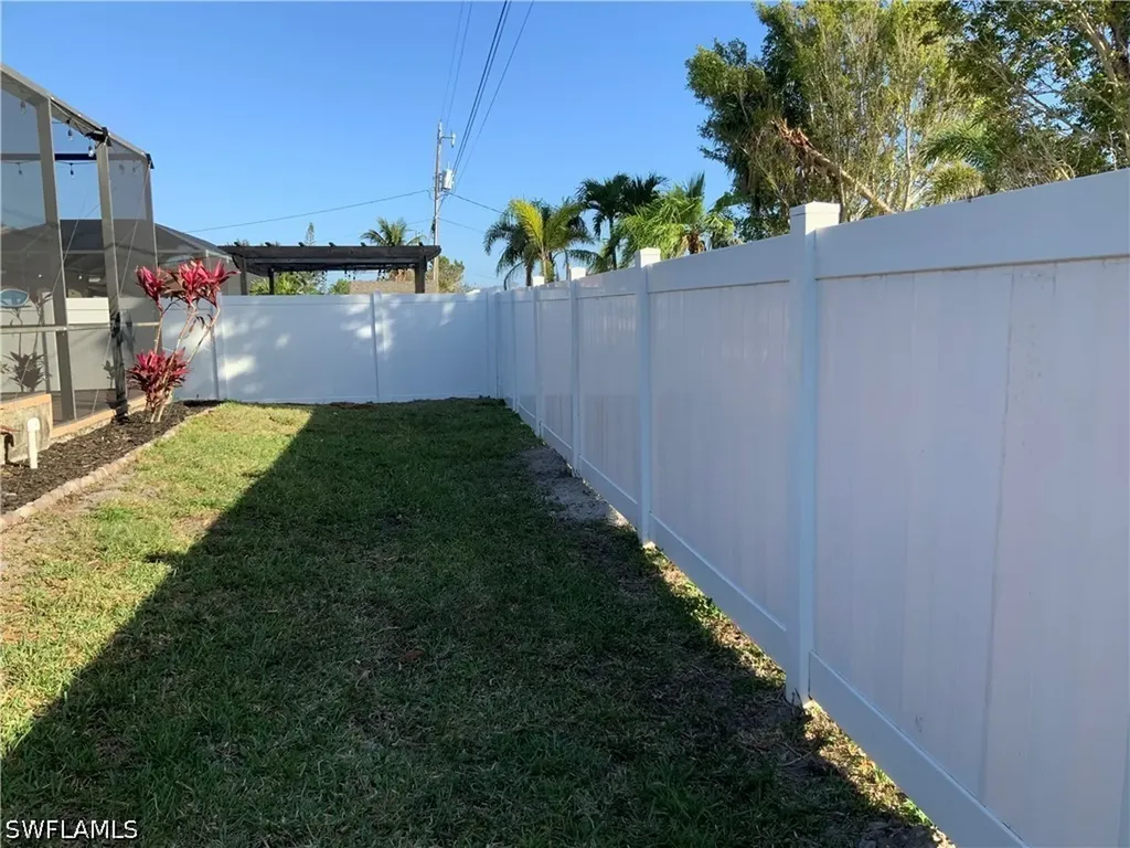 2715 SW 2nd Place Cape Coral FL 33914