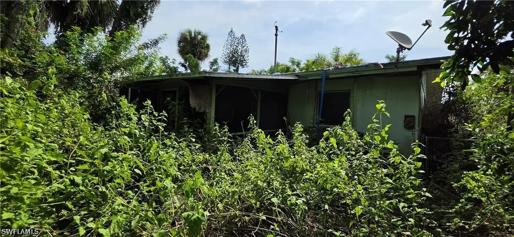 186 Crescent Lake Drive North Fort Myers FL 33917