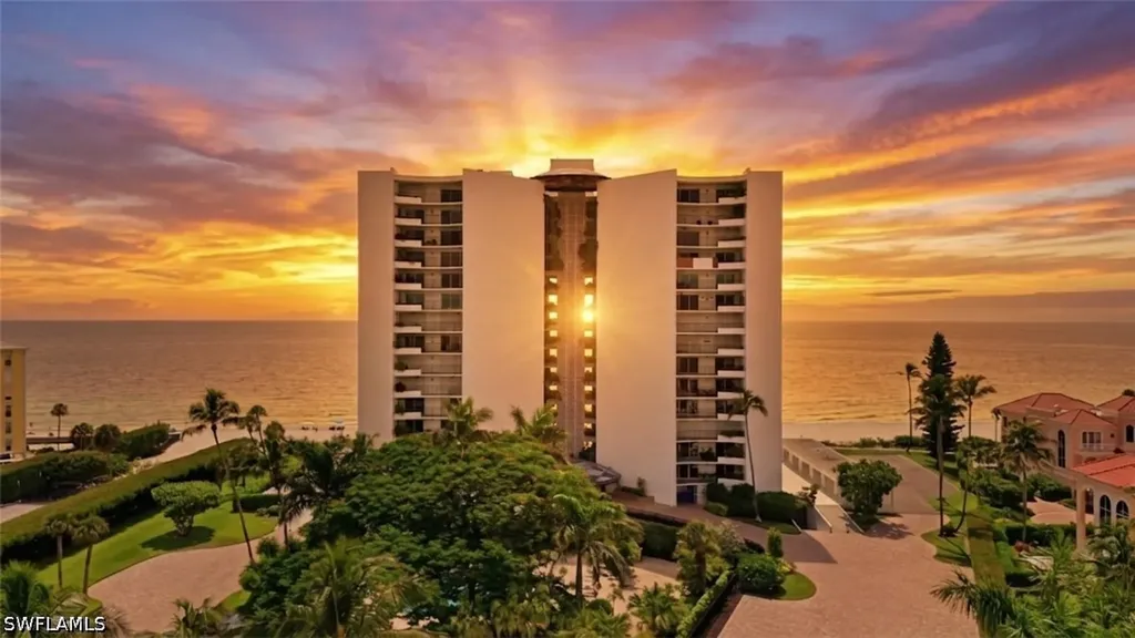 Naples FL, 3951 Gulf Shore Boulevard N, Unit 700