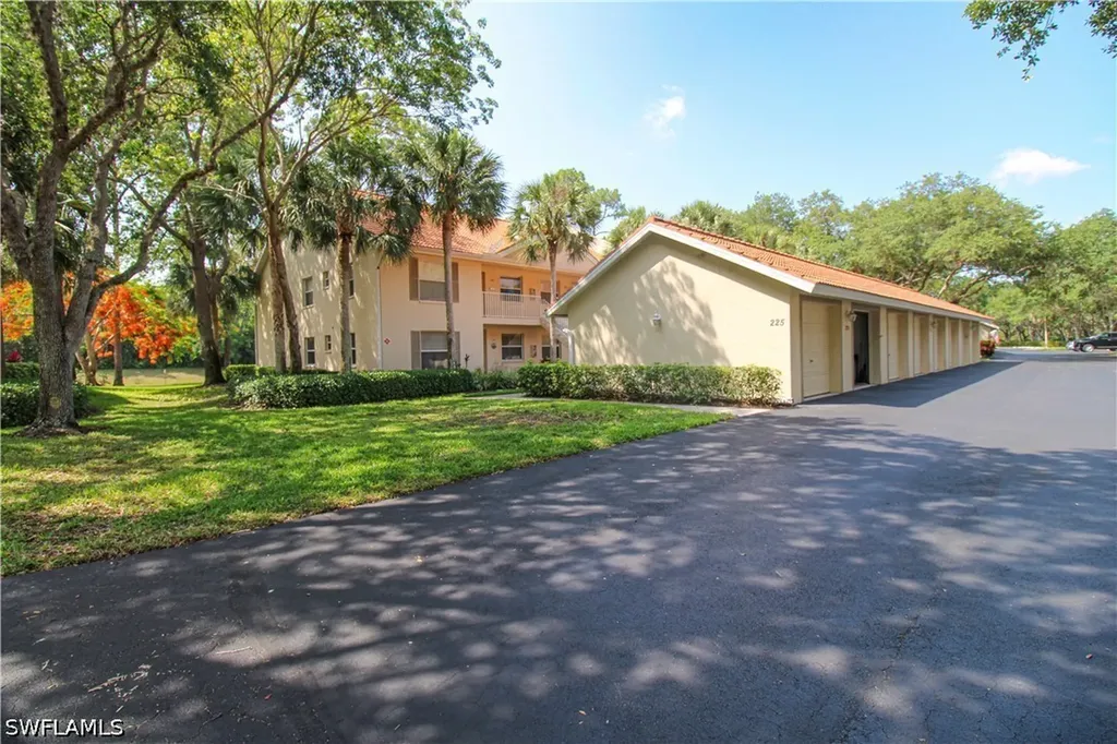 Naples FL, 225 Robin Hood Circle, Unit 203