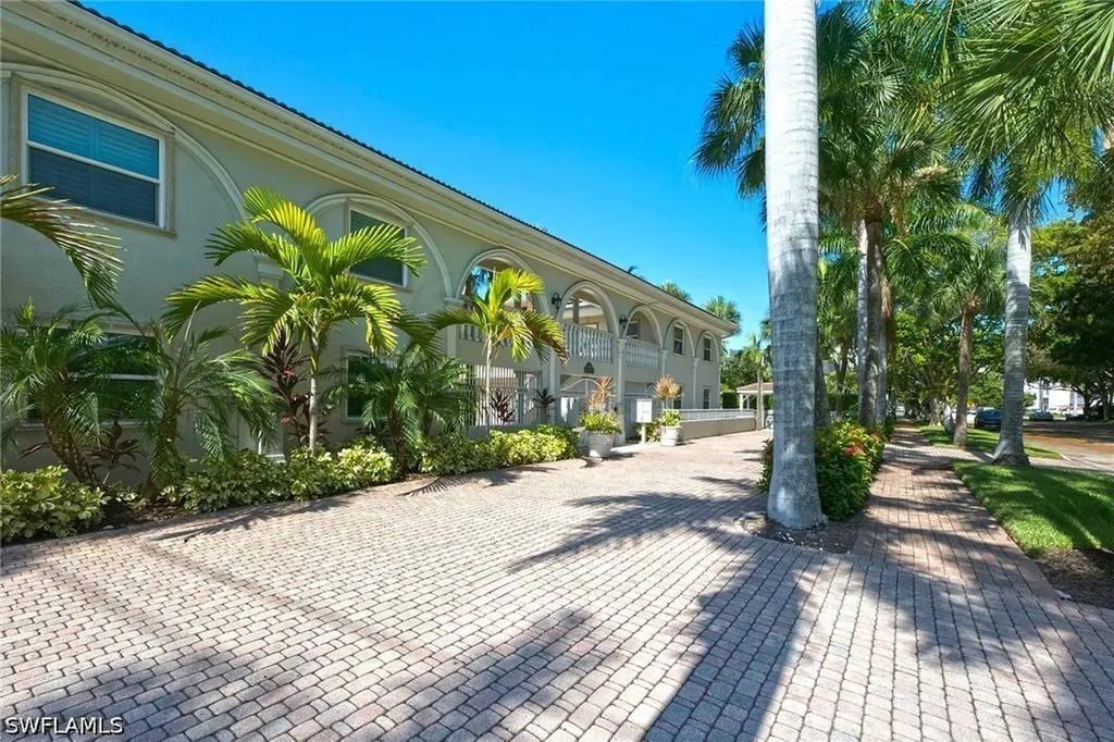 980 7th Avenue S Naples FL 34102