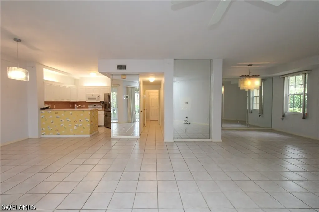 200 L'ambiance Circle Naples FL 34108