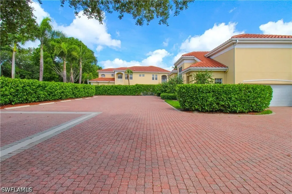 200 L'ambiance Circle Naples FL 34108
